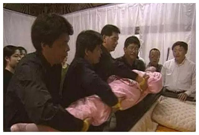 一代歌后邓丽君葬礼全过程及全家福的罕见照片,你肯定没见过!