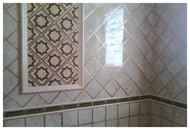 卫生间瓷砖美缝,用美缝剂还是用环氧彩砂好?师傅:当然这种更好