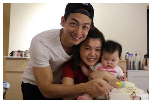 妻子被吐槽丑，他依旧不离不弃，大婚现场比黄晓明婚礼还隆重