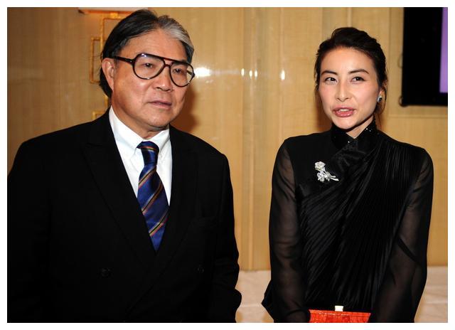 霍启刚6岁儿子和2岁女儿帮他洗车，郭晶晶生出的孩子就是能干