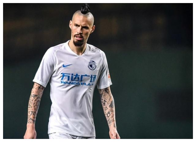 炮轰中国足球!大连千万球星没情商,加盟中超1