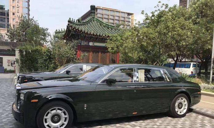 为啥老司机停车时专挑豪车旁边停？看完才发现，姜还是老的辣