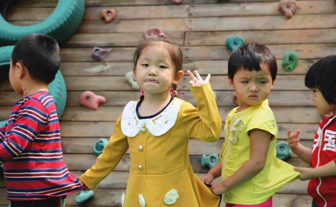 送孩子去幼儿园,看到其他家哇哇大哭的小朋友,孩子掉头就跑|幼儿园|掉头