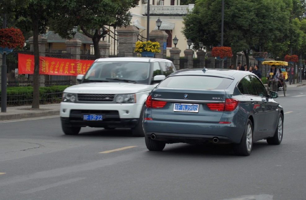 南通金沙镇街头实拍宝马5系GT，算是宝马全车系中的少见车型了