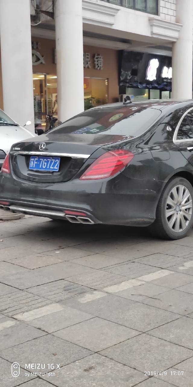 实拍奔驰S400L改装四出排气，仅轮毂和600有差别！