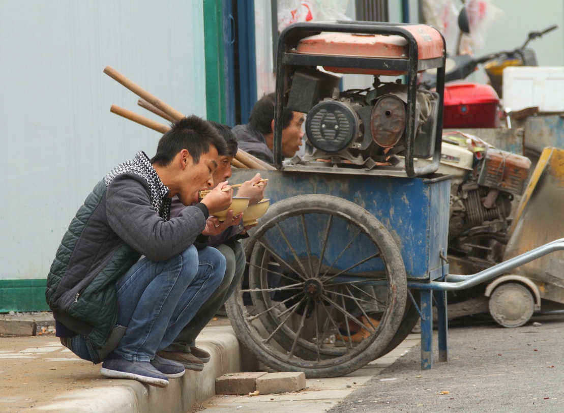 临近春节,没回家的农民工,顶着寒风街头吃饭,哪个场景让您感动