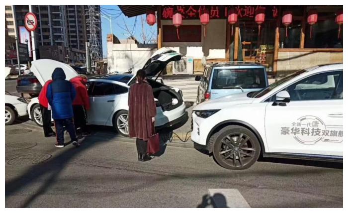 特斯拉没电半路瘫痪,需比亚迪唐逆向充电,网友:更好笑的是车牌
