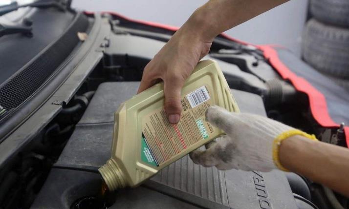 汽车保养真的只是换机油吗？老司机：这几个零件不换钱白花了