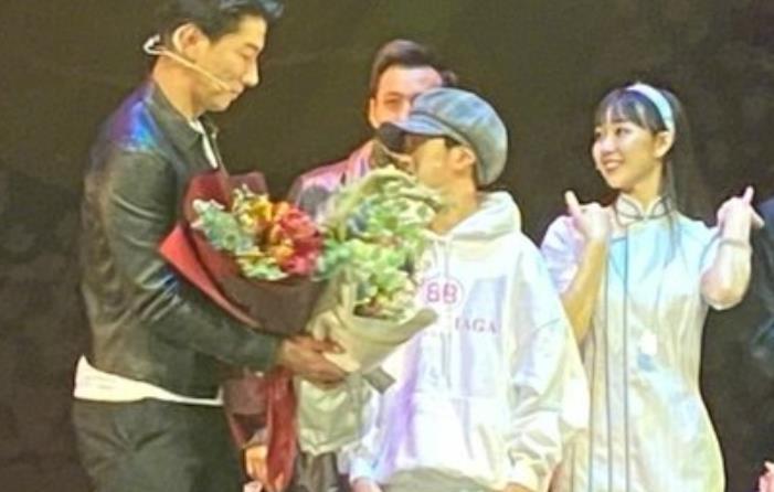 恢复单身后张亮演话剧，前妻却带儿子去现场支持？路人看法大不同