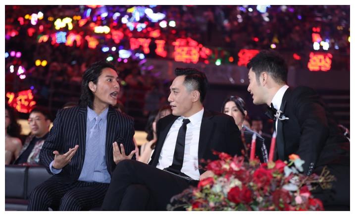 2018微博之夜，群星台上各种闪耀，台下陈坤林志玲拉手亮了