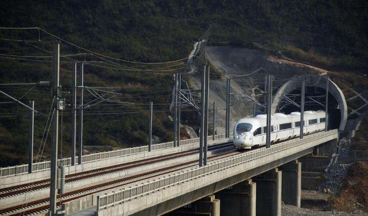 印度游客不解:为何中国的高铁不在地上走，而是建造在“空中”?