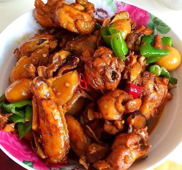 小炒菜:辣子鸡,剁椒鱼头,粉蒸肉,红烧鸡块