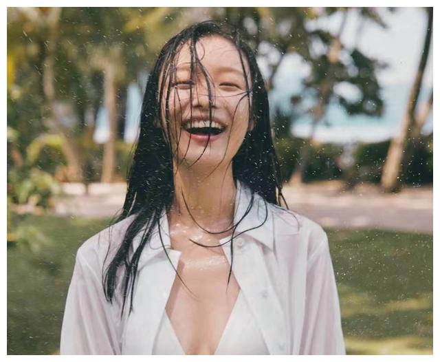 倪妮时尚大片曝光!连体泳衣配衬衫清新,湿发造型一骑绝尘惊艳