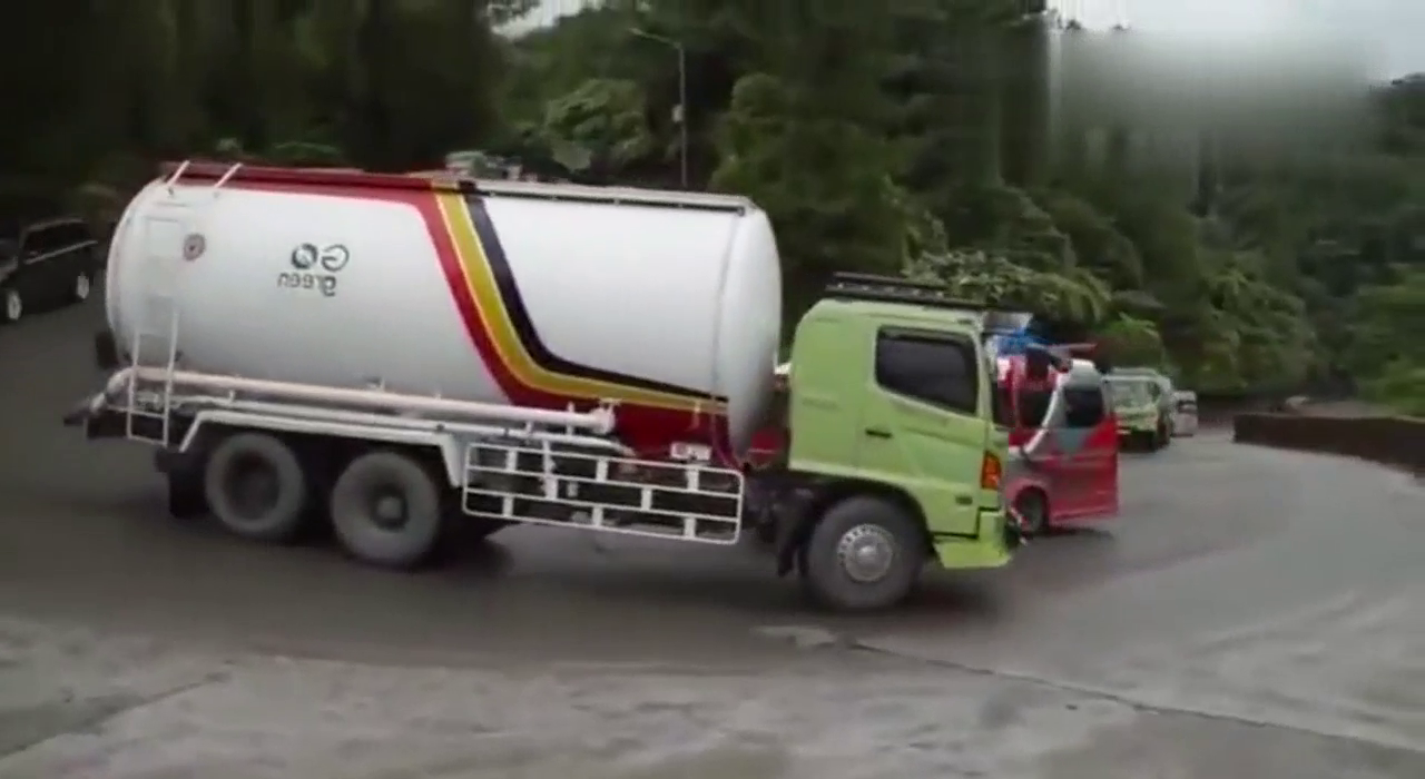 月工资五万以上的卡车老司机 才敢转这个弯