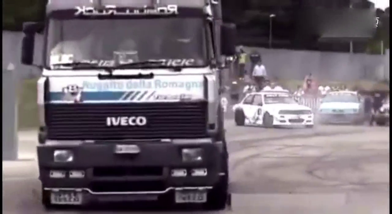 卡车也能漂移，看看卡车和宝马越野烧胎的对决