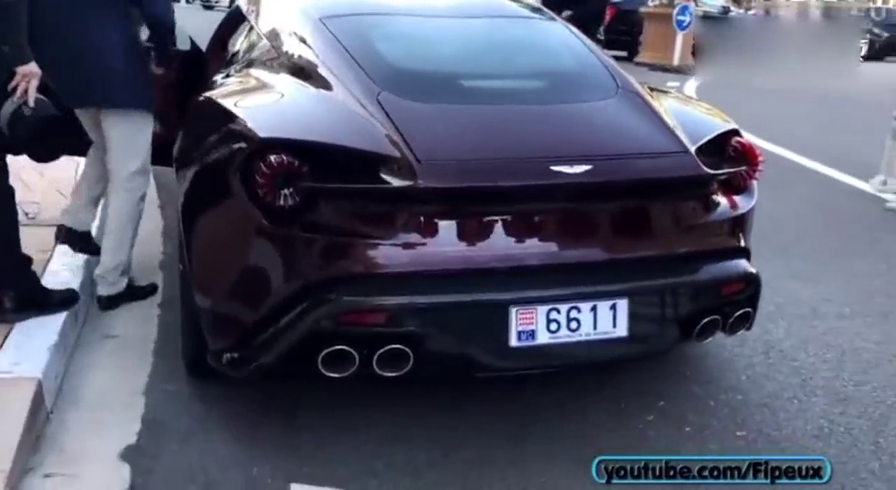 最帅跑车阿斯顿马丁，现场交付开走，美女不舍得走