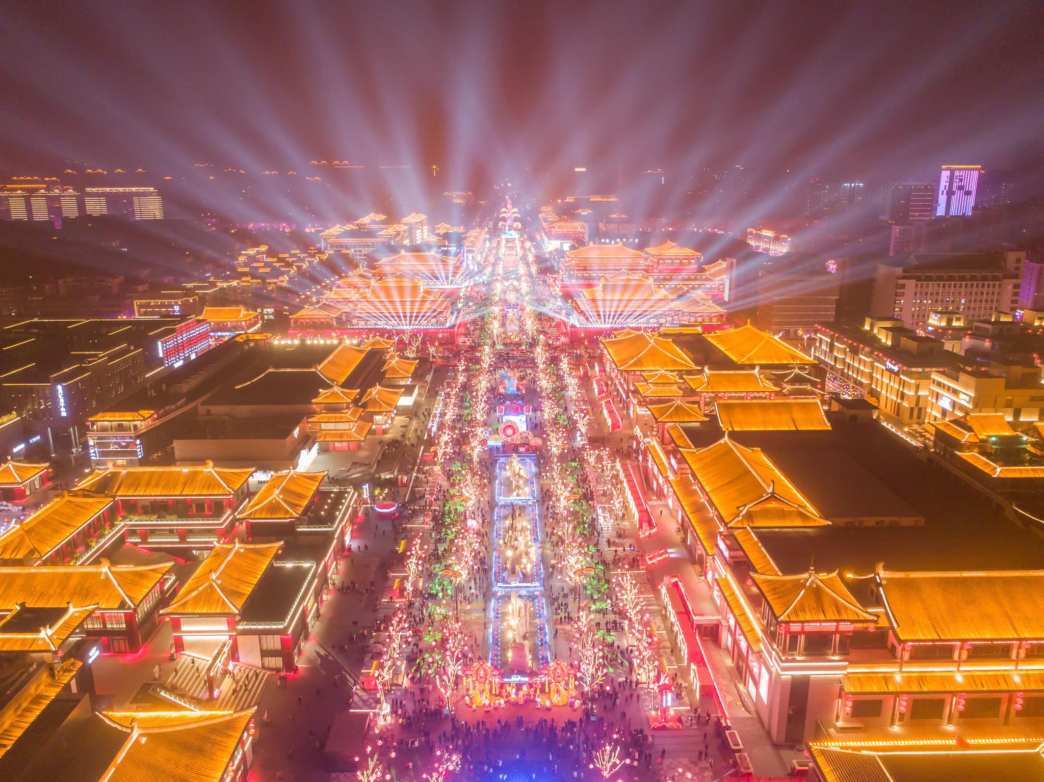 这就是西安大唐不夜城重现,灯火通明、光采夺目,就在这过年了