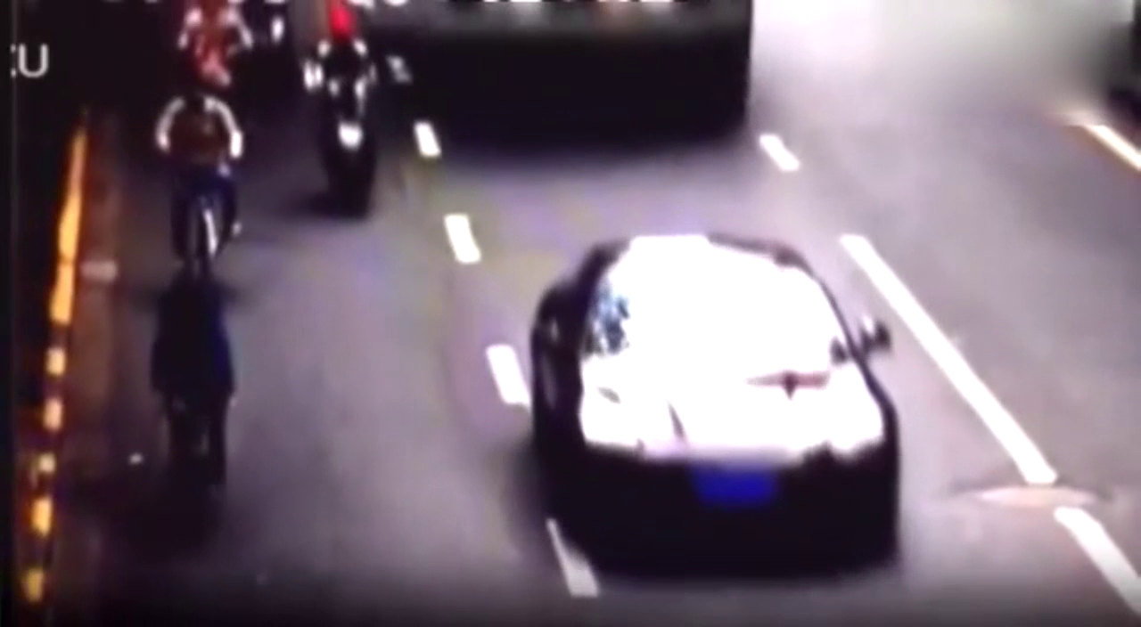 女子骑电动车失控摔倒 接下来一幕惨不忍睹