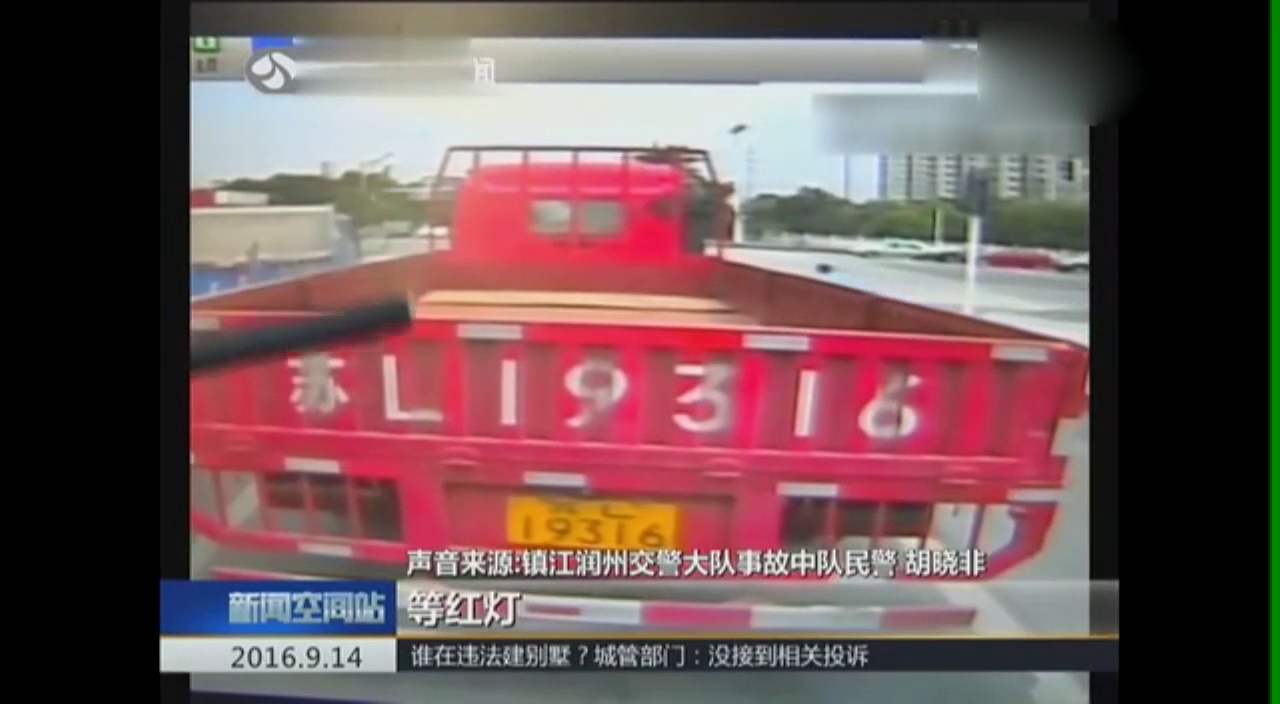 大货车右转撞倒电动车 女子卷入货车底命丧车轮