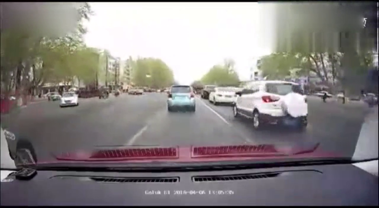 美女骑电动车被撞，估计以后都不敢闯红灯了