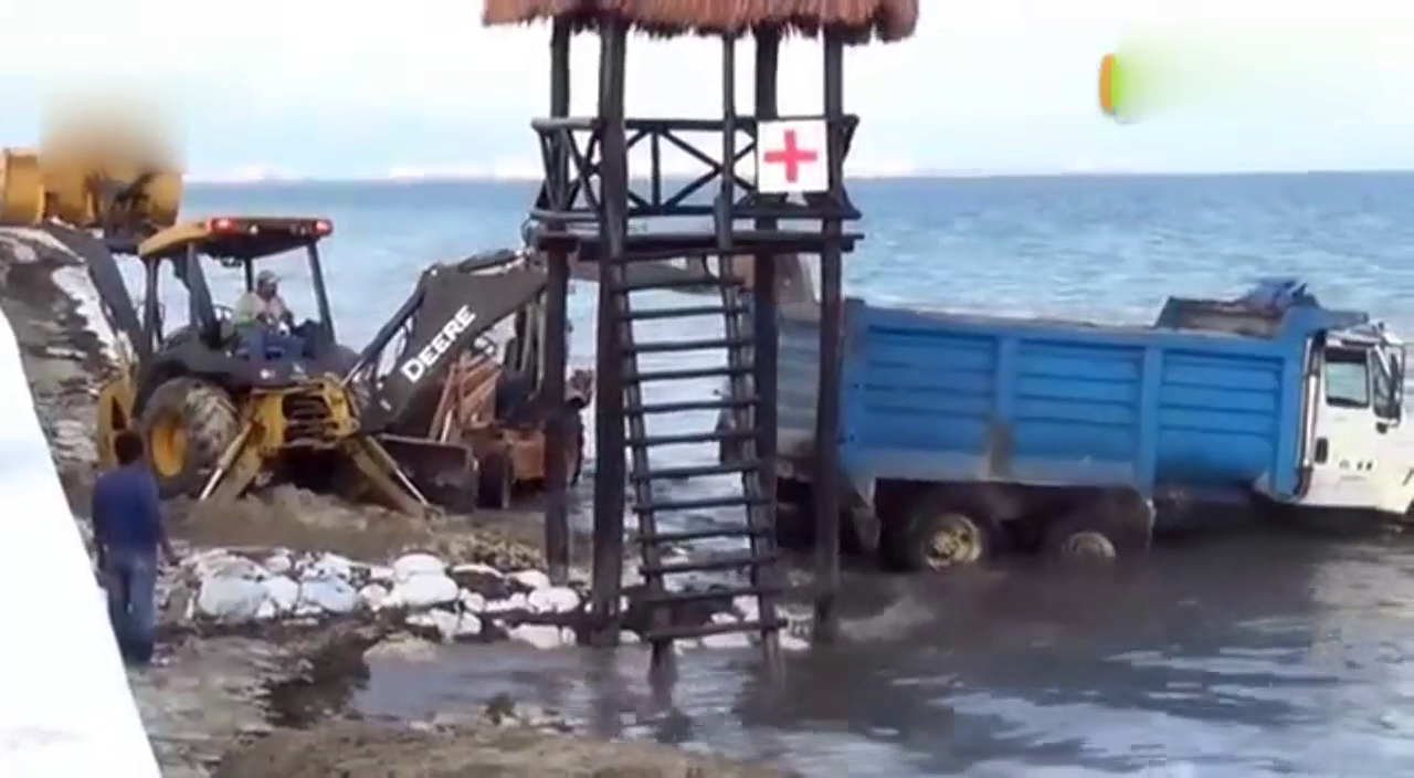 卡车被困海中，挖掘机前去救援，折腾一天卡车司机内心是崩溃的！