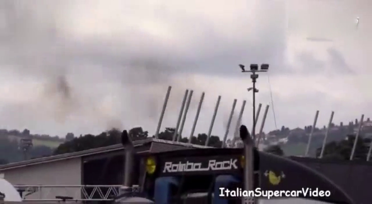 卡车也能漂移？卡车和宝马烧胎对决 快来猜猜谁会赢！