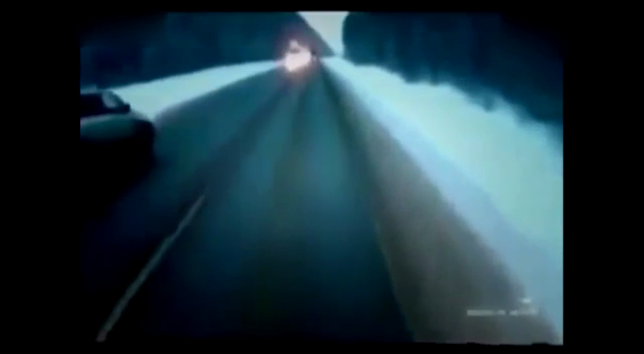 雪地打滑撞上大卡车 什么牌子的车都要上西天