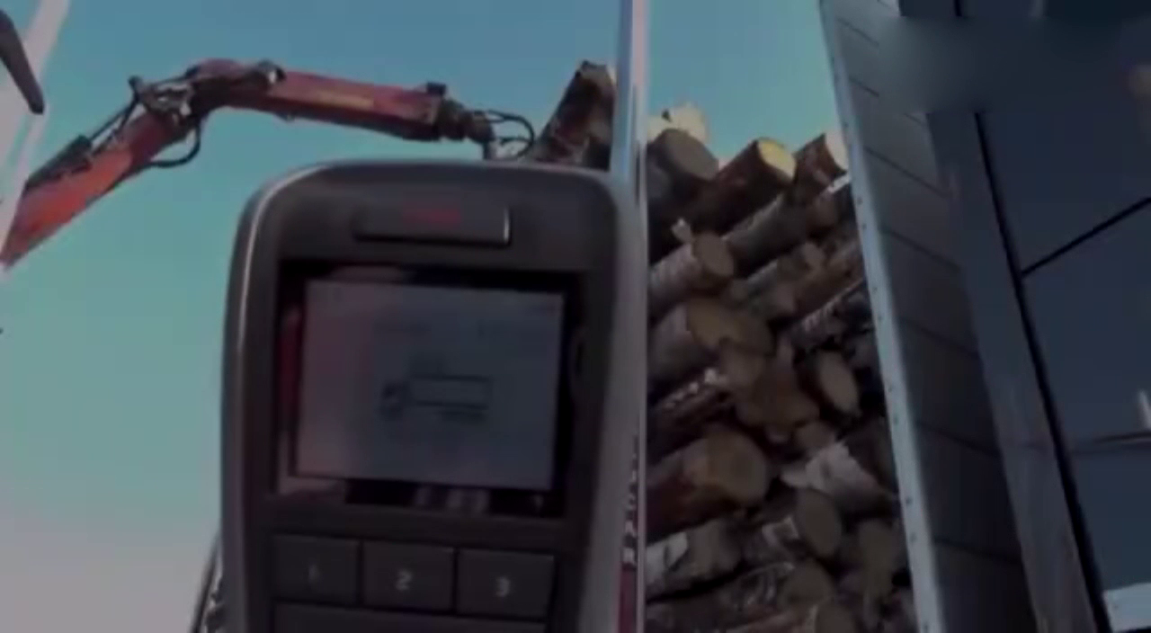 实拍 沃尔沃卡车运送木材走土路 空气悬挂系统是如何工作的