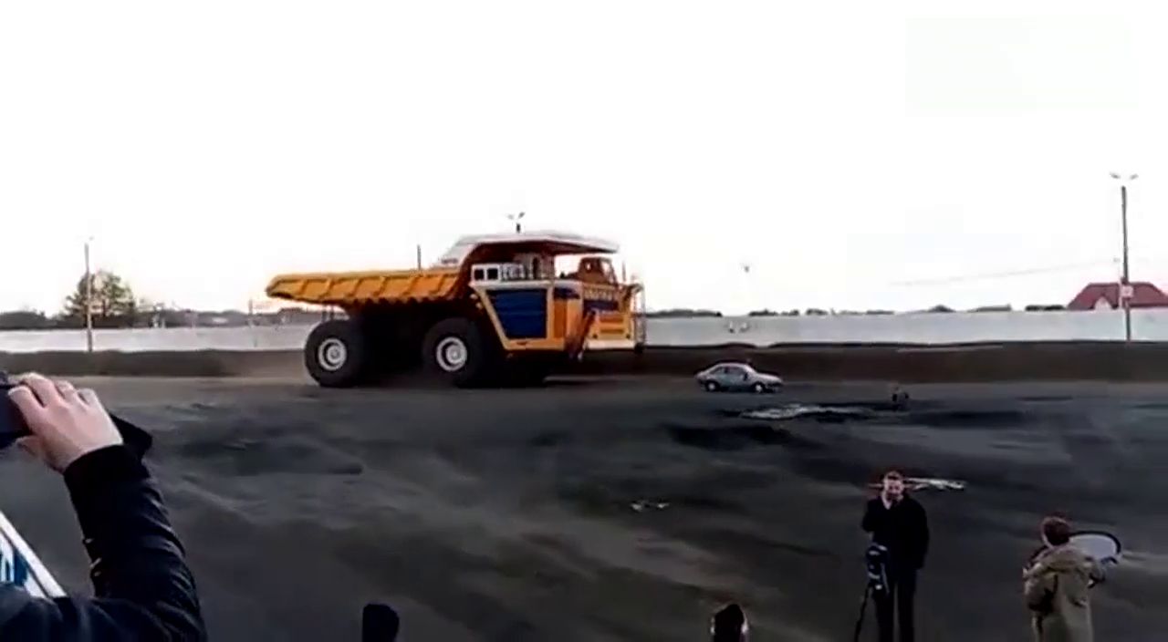 瞬间被秒杀，重型卡车轻松将轿车轧扁，就像踩死一只蚂蚁！