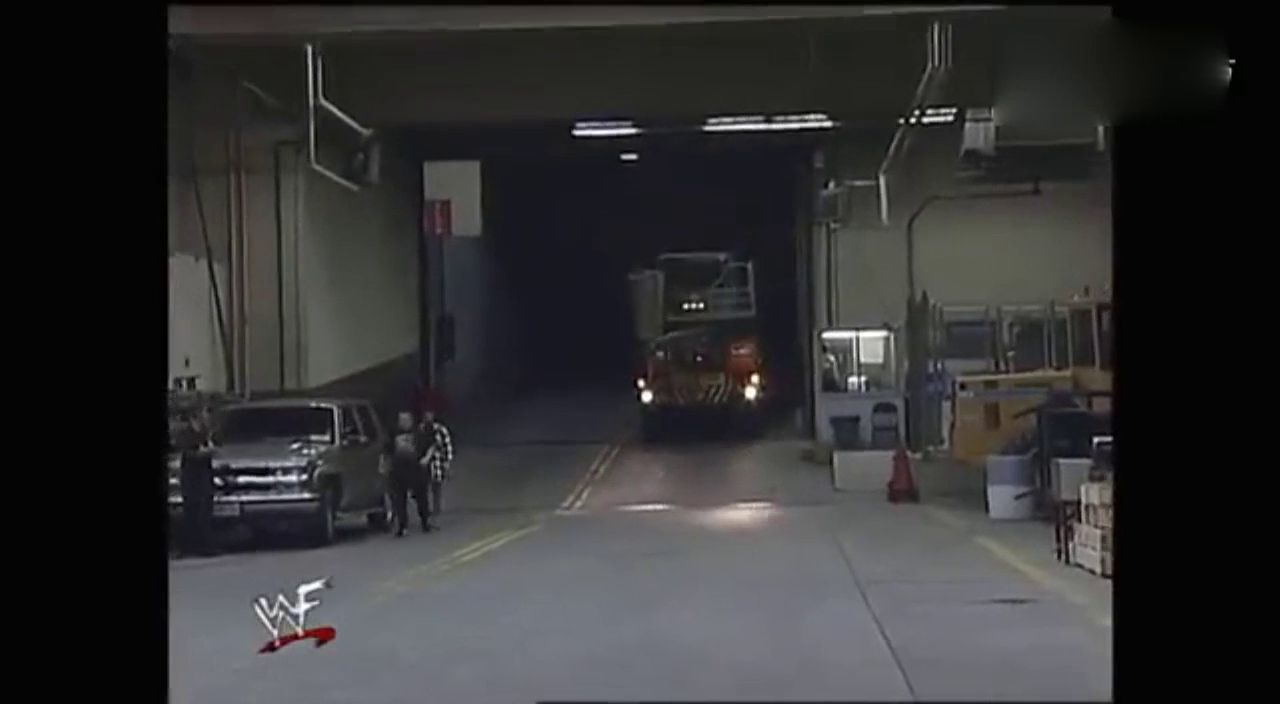 顿时傻眼了 摔跤选手向老板跑车内灌注水泥