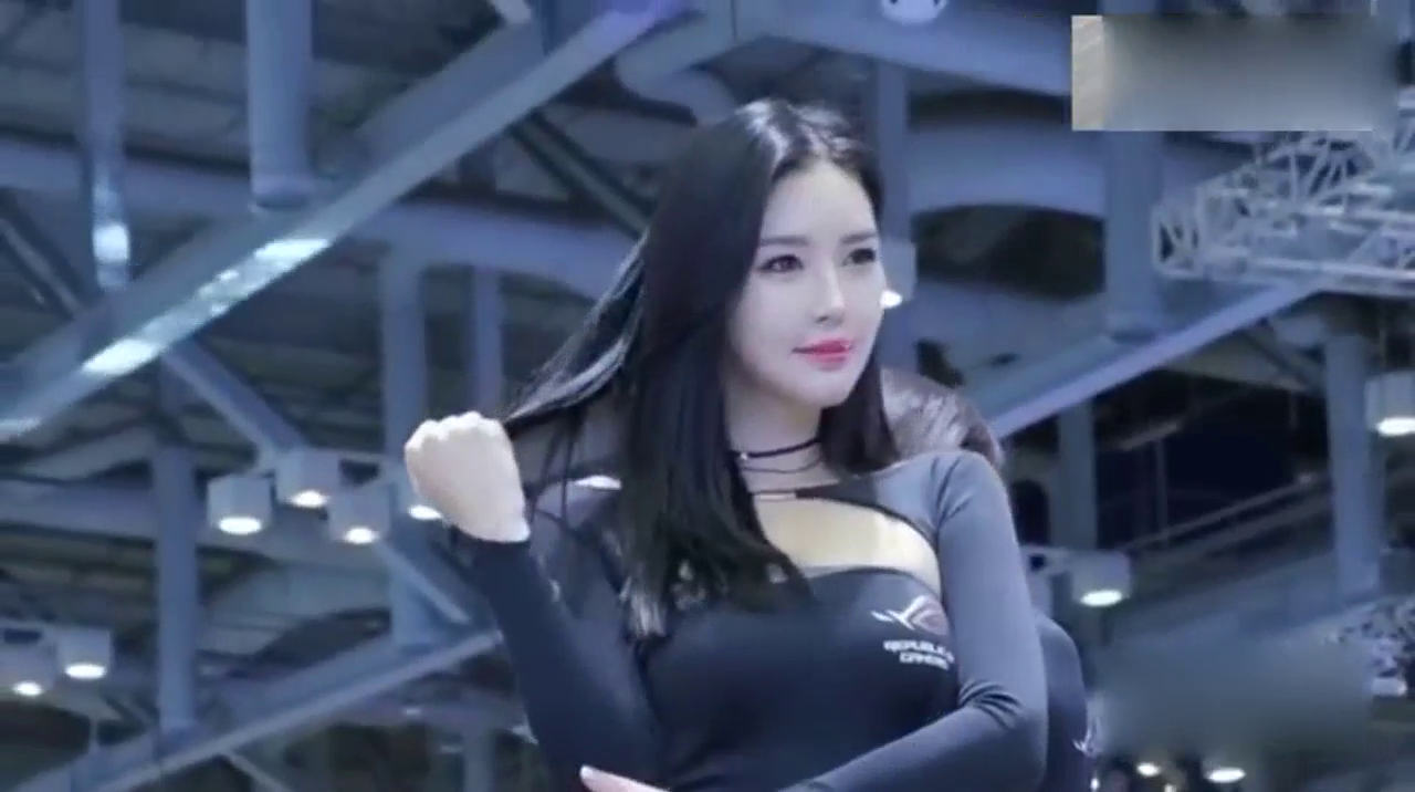 车展上一道迷人的风景线，美女车模：这才叫美而不露