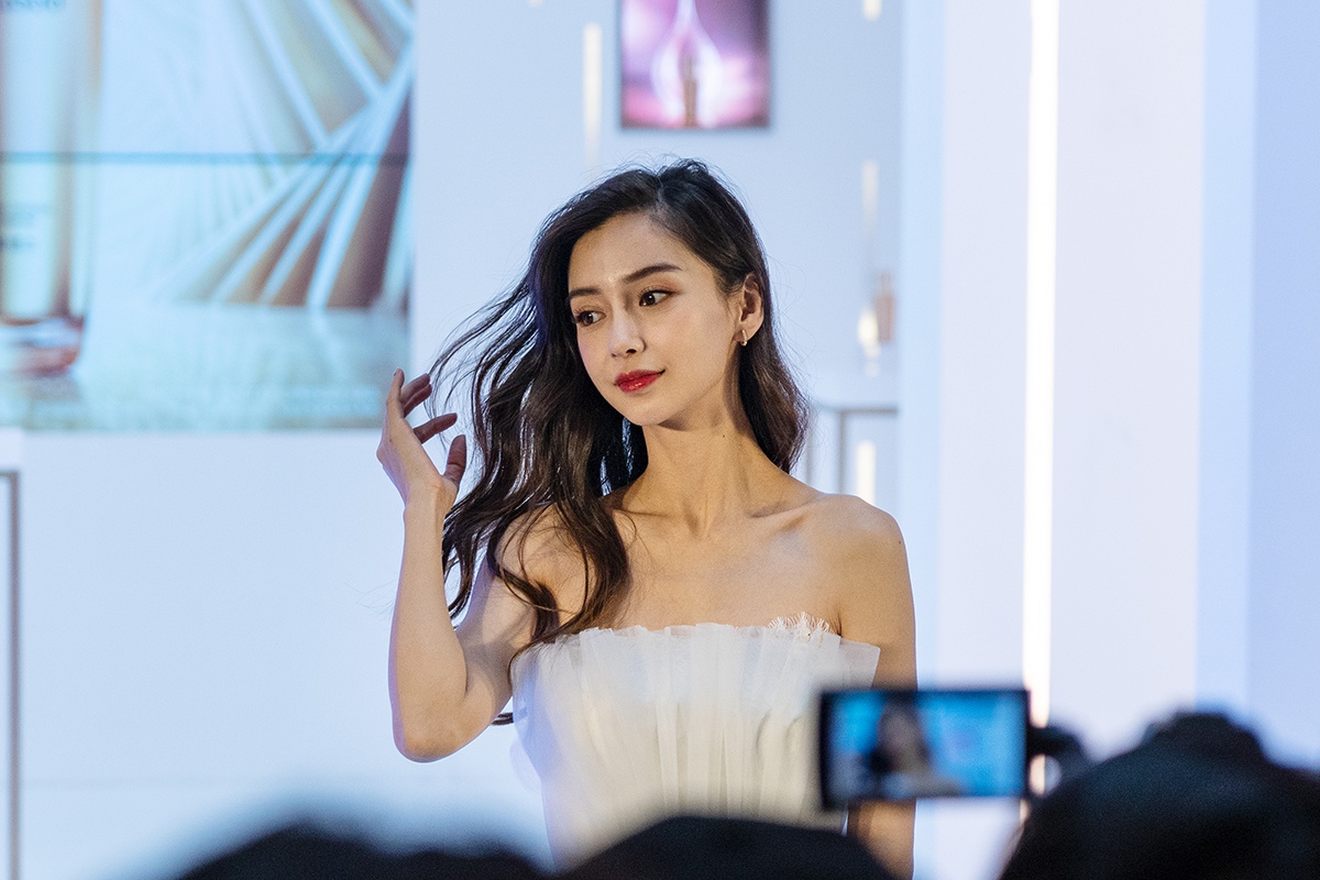 angelababy有多少粉丝,angelababy粉丝 angelababy空降西安,白色抹胸礼裙性感撩人,与粉丝互动心情好