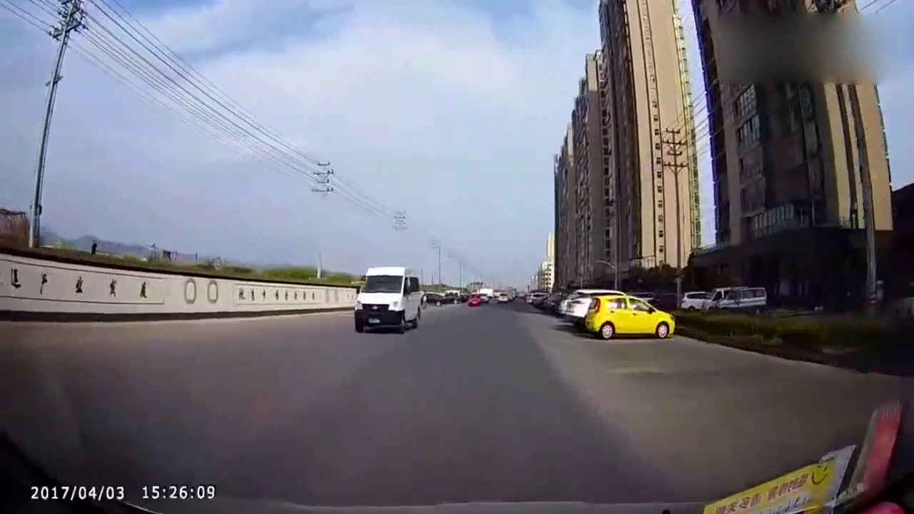 女电动车司机的这个鬼探头，老司机也躲不过，鞋都飞了