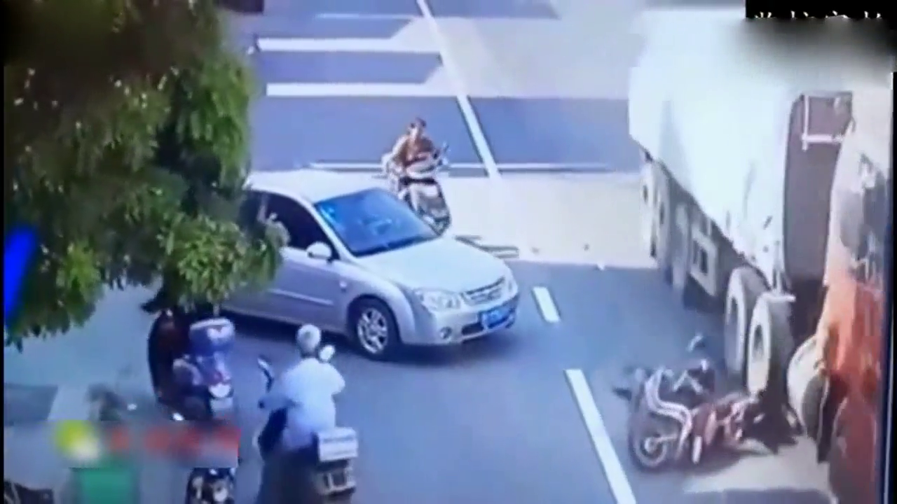 夫妻两骑电动车突然变道，身后妻子坠下车，监控拍令人痛心一幕