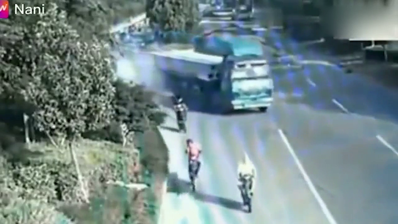 大货车司机急刹车为救电动车司机,付出了生命的代价！