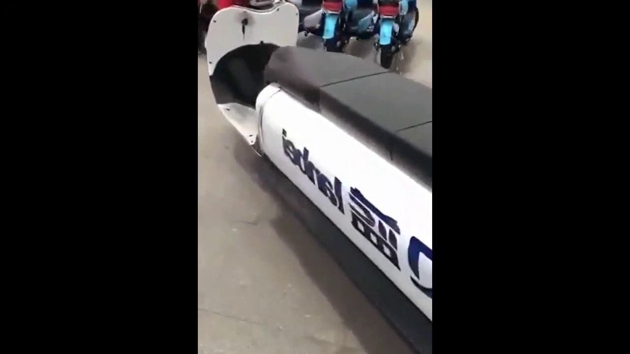 街上偶遇超长电动车，我就想知道你怎么掉头啊