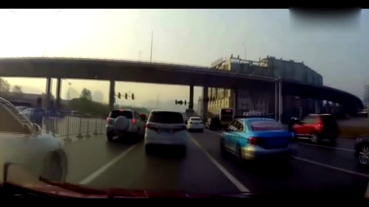 面包车一脚油门加速左拐，惨将电动车撞飞