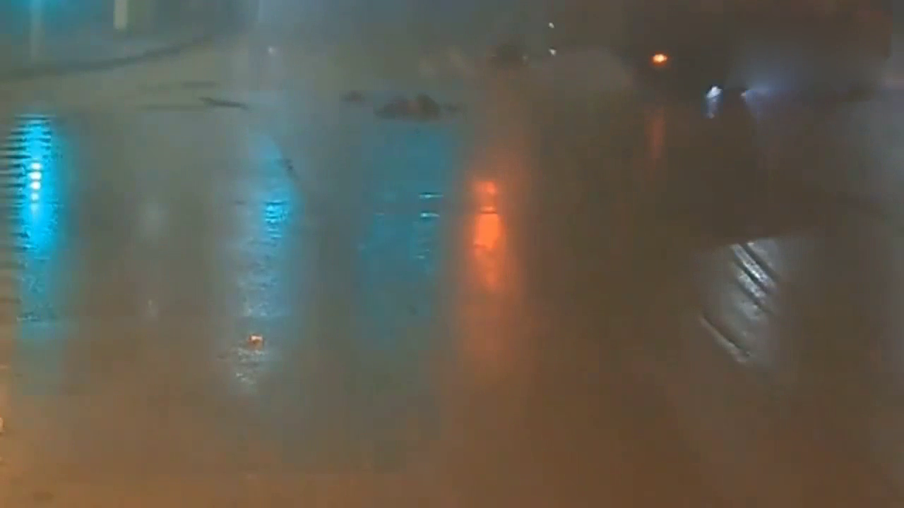 这就是找死，电动车冒死和大货车抢道，直接被打入十八层地狱！