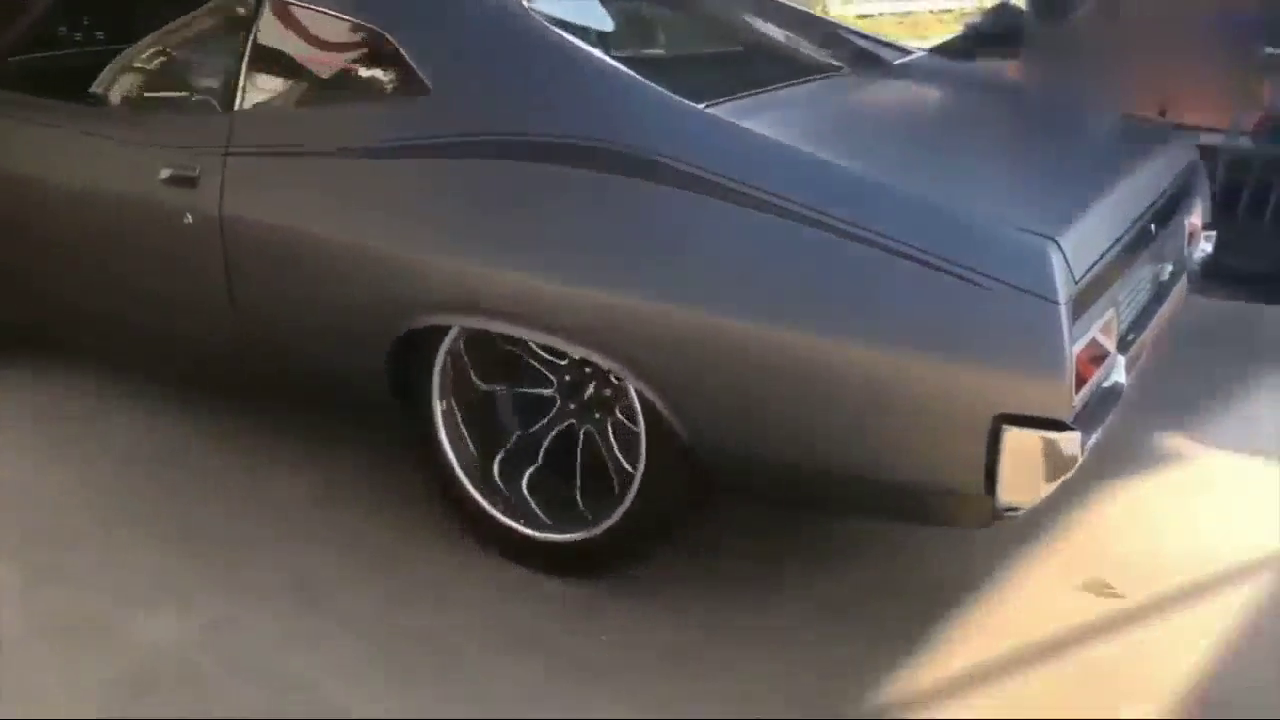 老外改装超级跑车，发动机声音跟拖拉机一样，真厉害！