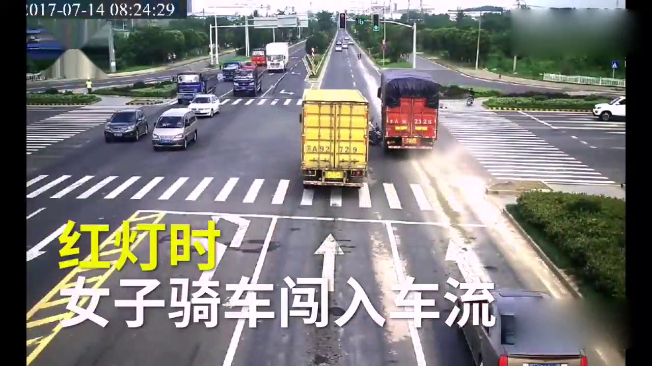 电动车闯红灯直怼大货车 结局竟然是这样！