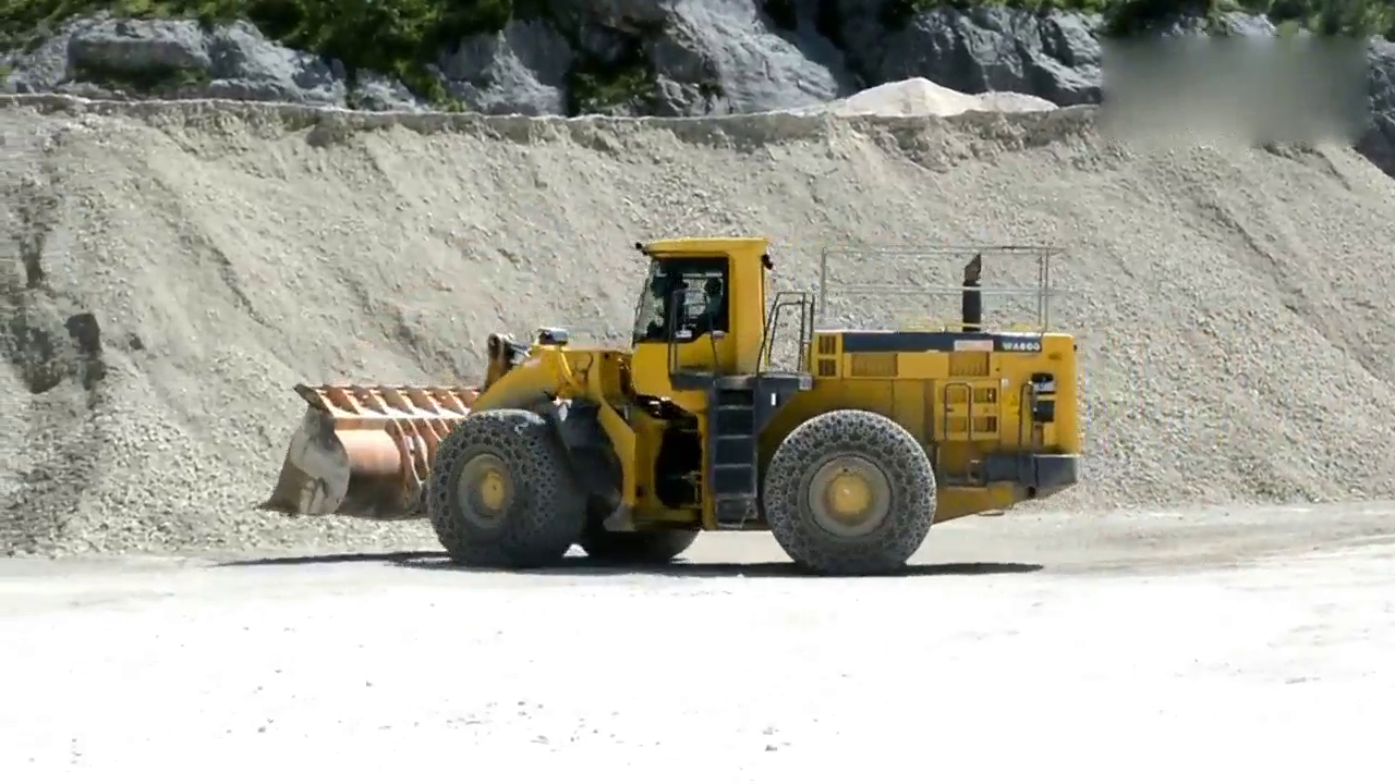 装载公路卡车，小松WA600一铲也不能多