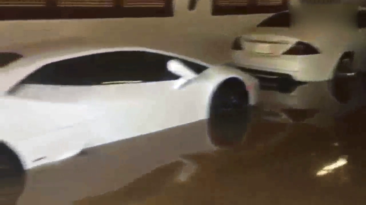 被淹没的跑车，看着让人心疼，最后一辆竟直接飞过水面