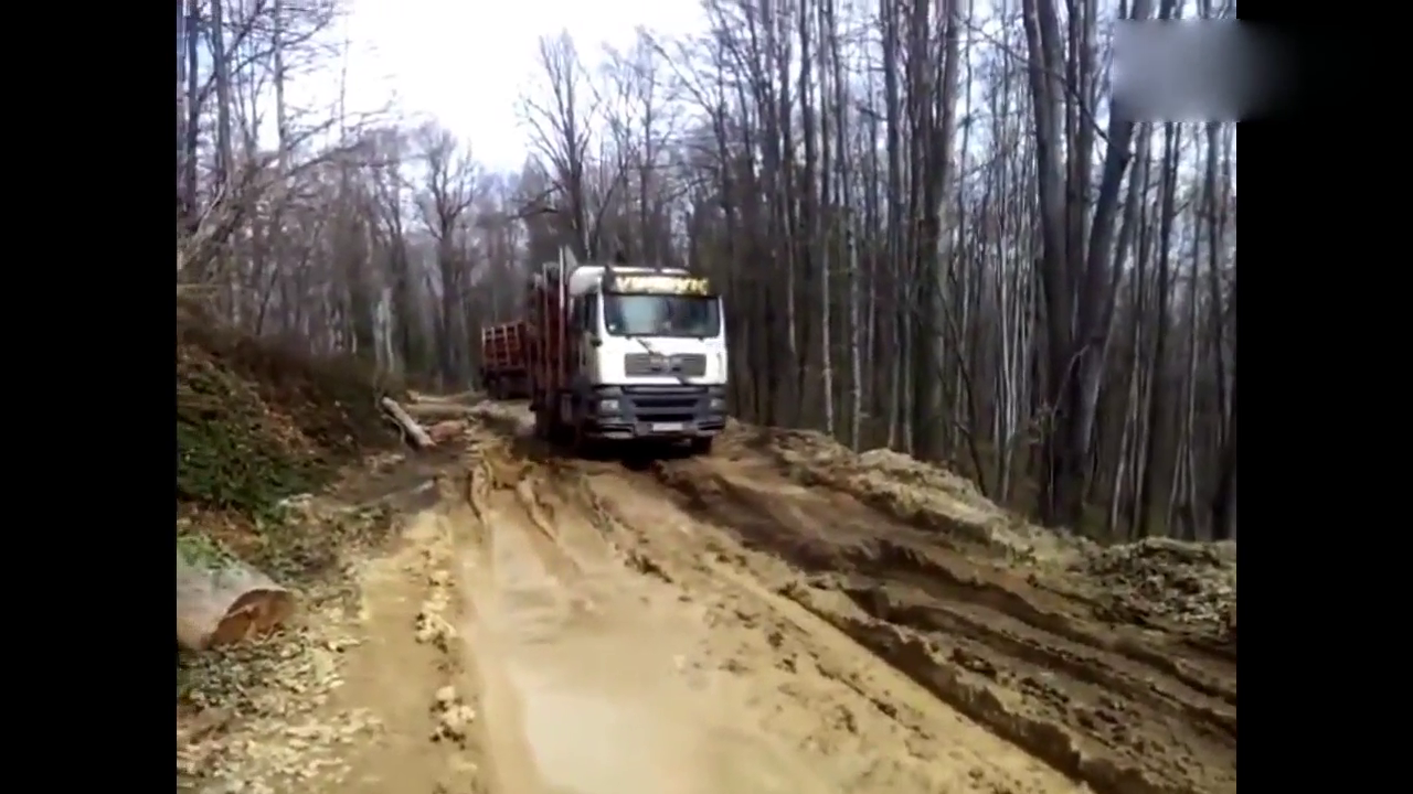 被卡在泥土里面的卡车怎么才能出来