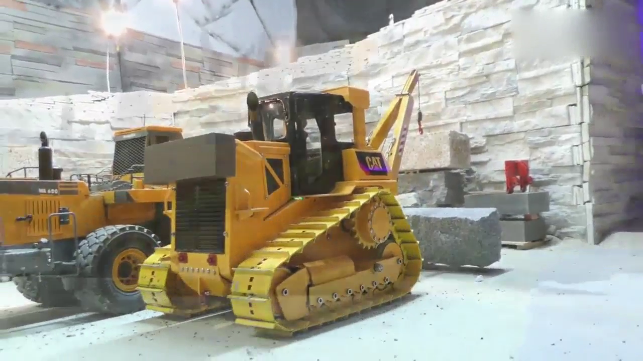 装载机和吊机完成大卡车石条的装载