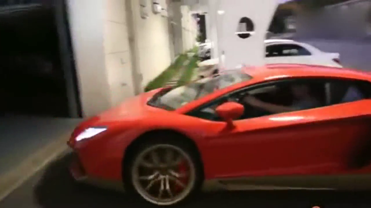 千万跑车遮车拉布那瞬间，旁边的保时捷918根本不值一提！