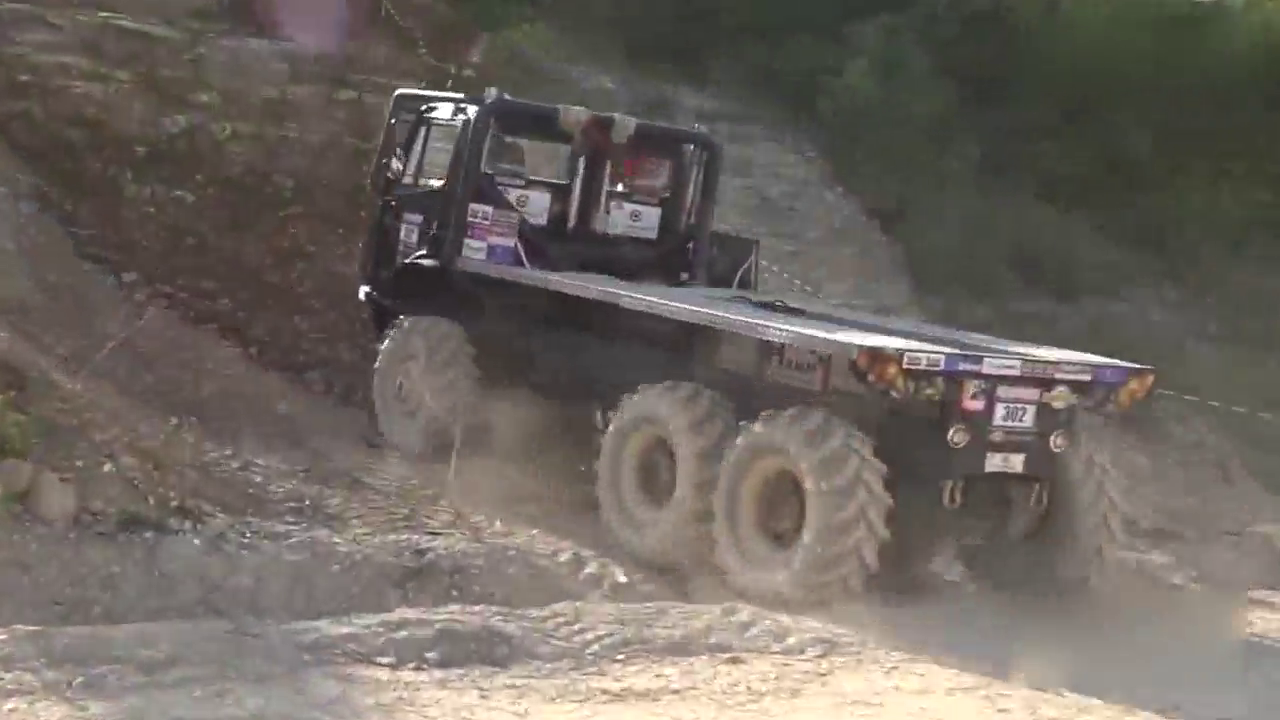 卡车老司机秀车技，看的围观群众拍手叫好！