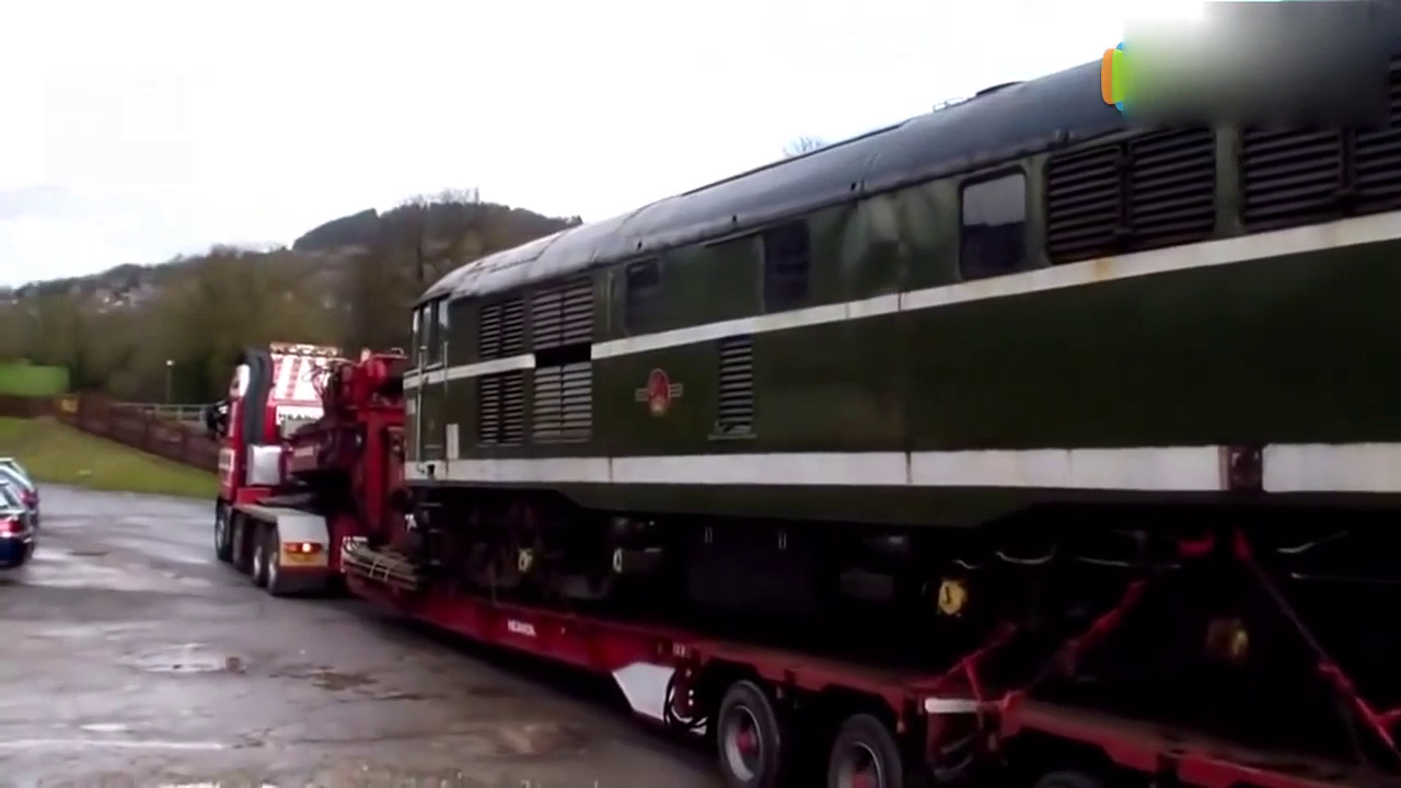 听说开这种大卡车的司机，工资都在20K以上，可这车怎么开啊？