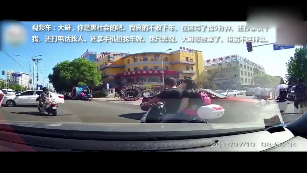 丰田凯美瑞狂按喇叭，不慎碰上暴脾气电动车小情侣