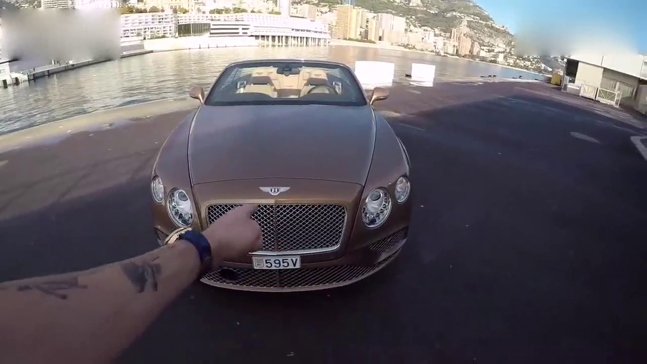 价值450万的宾利跑车，按下车钥匙后变形才刚刚开始