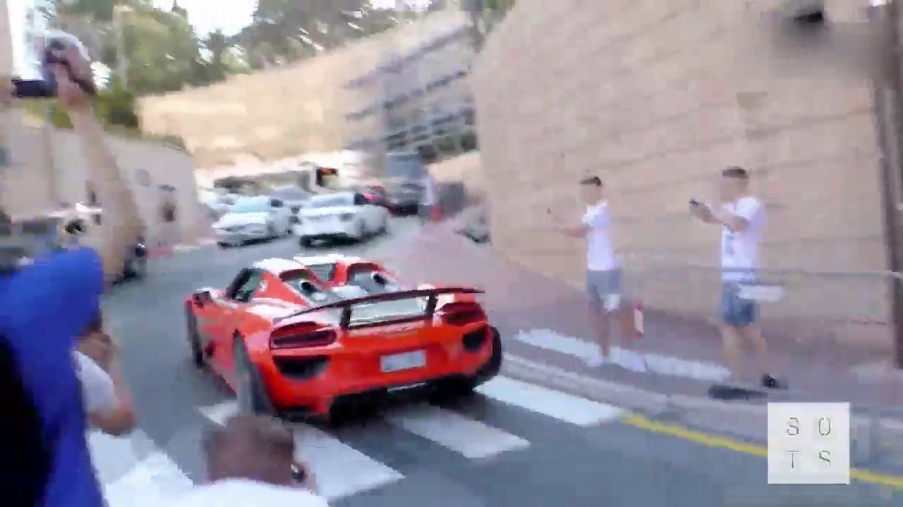 价值1800万的阿波罗跑车出街，前面的保时捷918顿时失去了光彩！